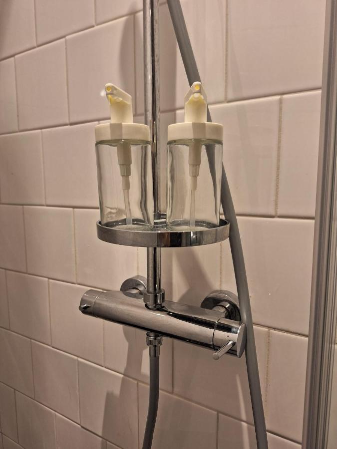 Einzelbett im Schlafsaal